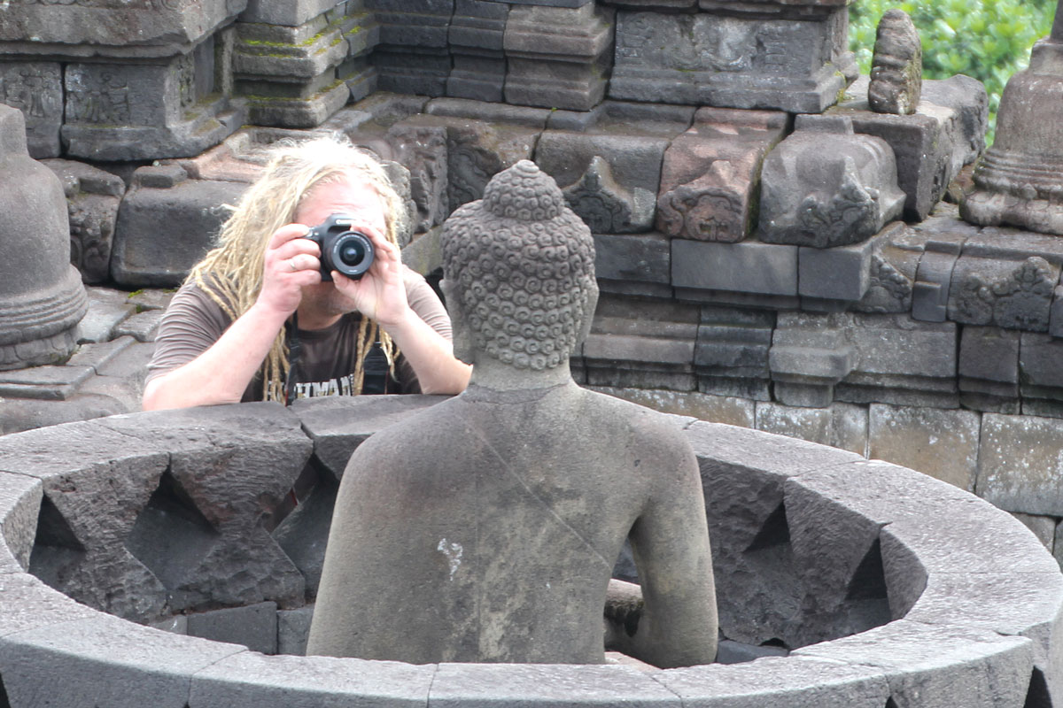 Klaus Heidemann in der Tempelanlage Borobudur in Indonesien