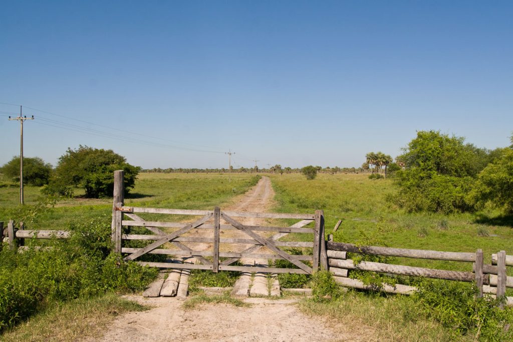 Eingangstor zur Estancia Santa Carmen im Chaco