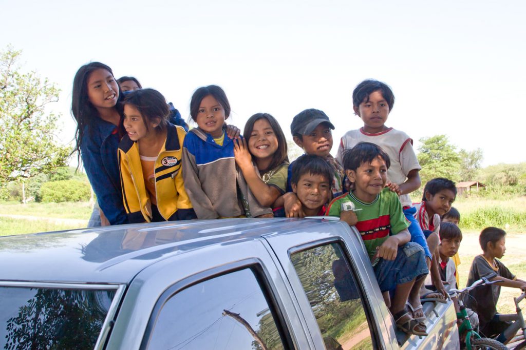 Kinder im Dorf Jalve Sange bei Filadelfia im Chaco von Paraguay
