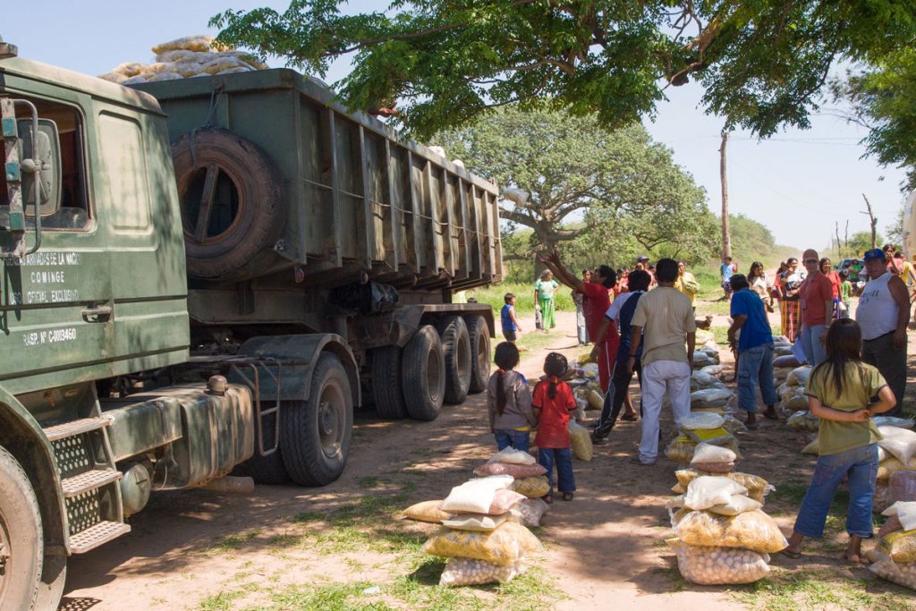 Lieferung von Lebensmitteln im Dorf Jalve Sange bei Filadelfia im Chaco von Paraguay