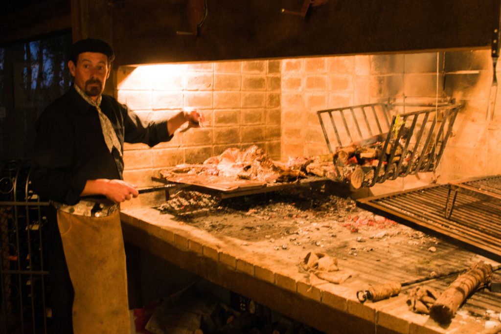 Gaucho beim typischen Asado in der Estancia El Charabon