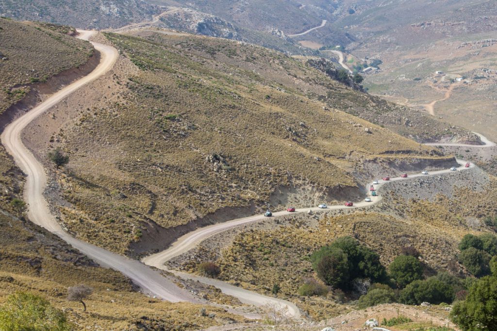 Jeep-Karawane auf einer Bergstraße Im Dikti-Gebirge, Kreta