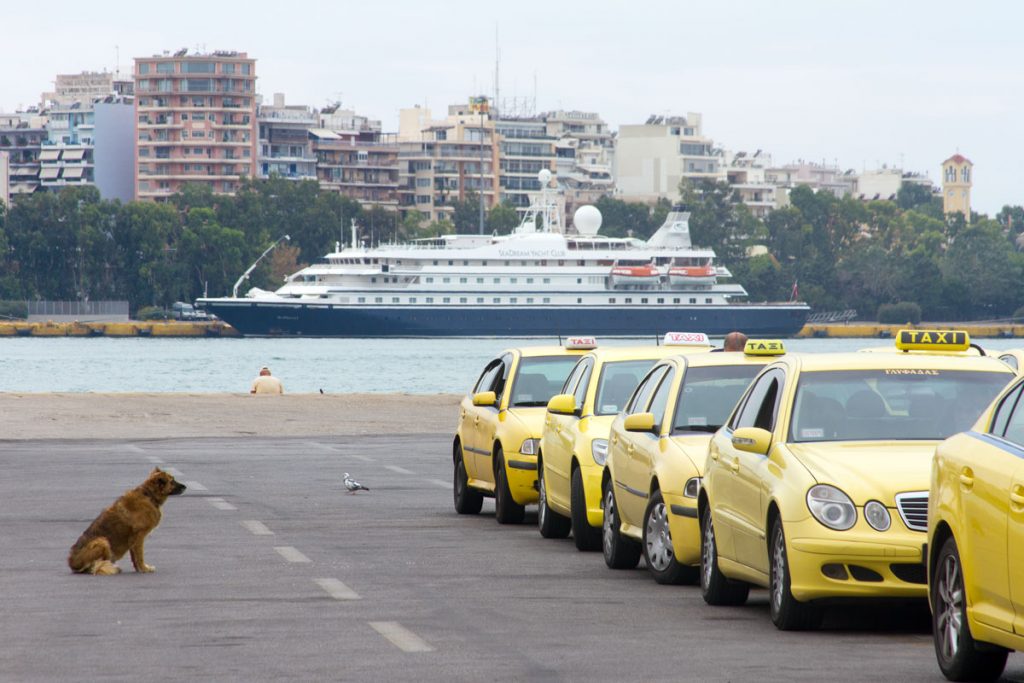 Warten im Hafen von Piräus, Griechenland