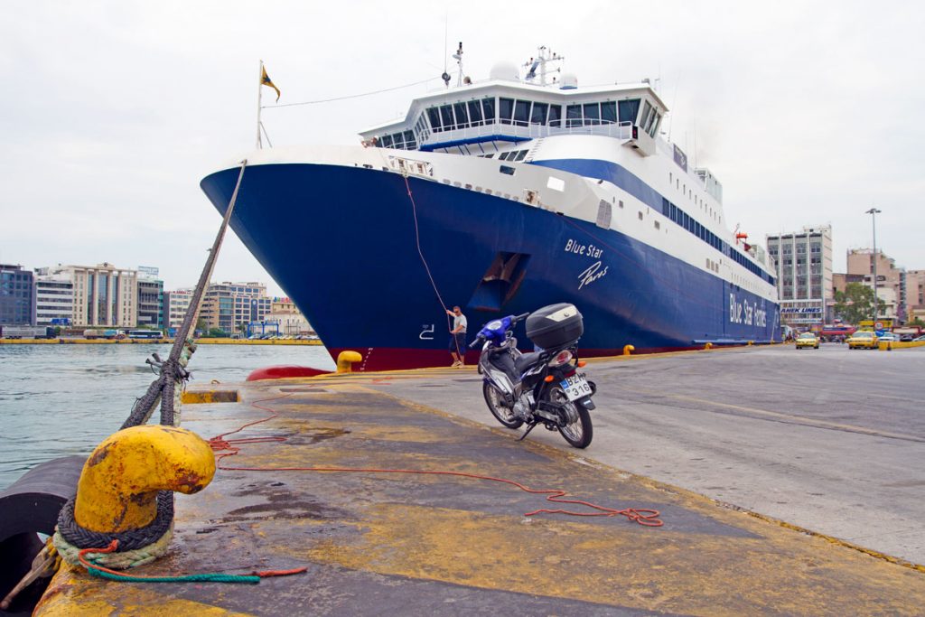 Vorbereitungen für die Abfahrt im Hafen von Piräus, Griechenland