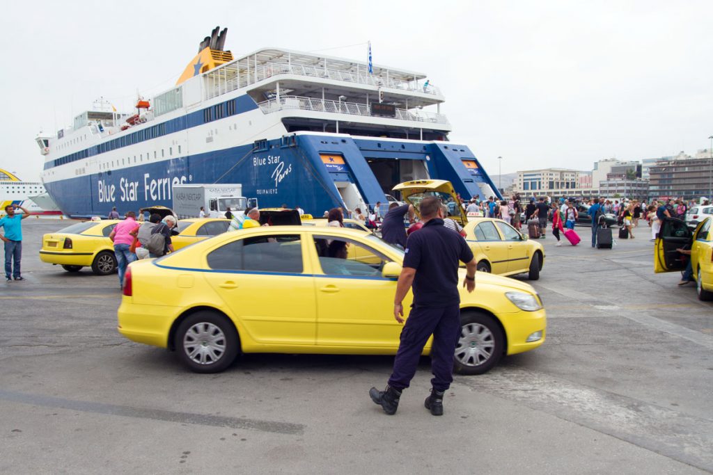 Die Fähre füllt sich im Hafen von Piräus, Griechenland