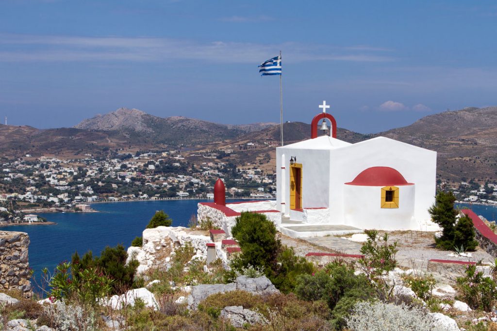 Die Kirche vor der Festung hoch über der Bucht von Alinda, Leros