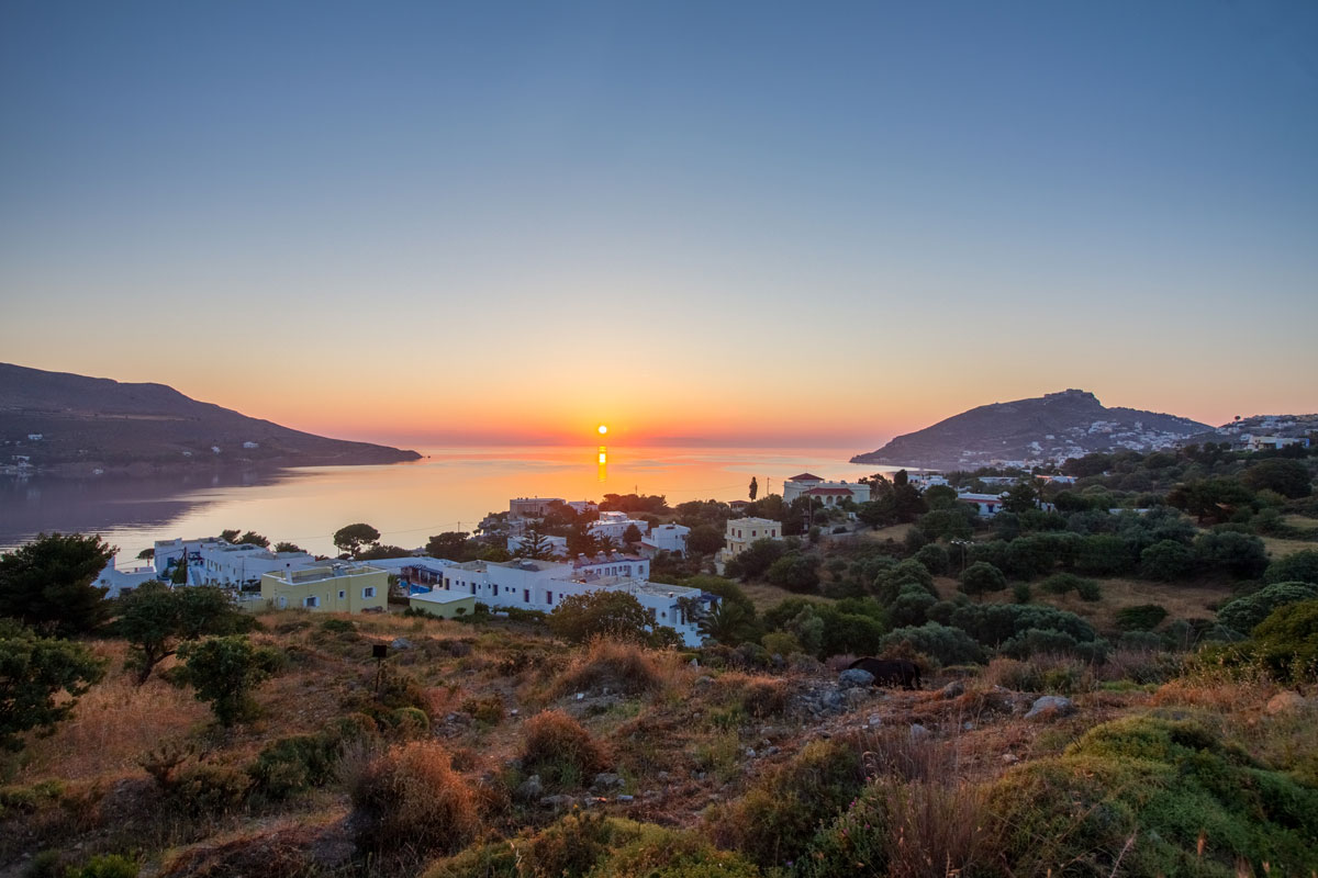Sonnenaufgang über der Bucht von Alinda, Leros