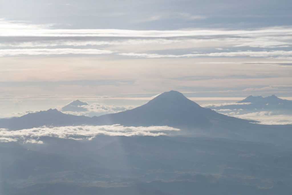 Carihuayrazo (vorn links), Tungurahua (links hinten 5023m), Chimborazo (Mitte, 6267m), Altar (rechts, 5319m)