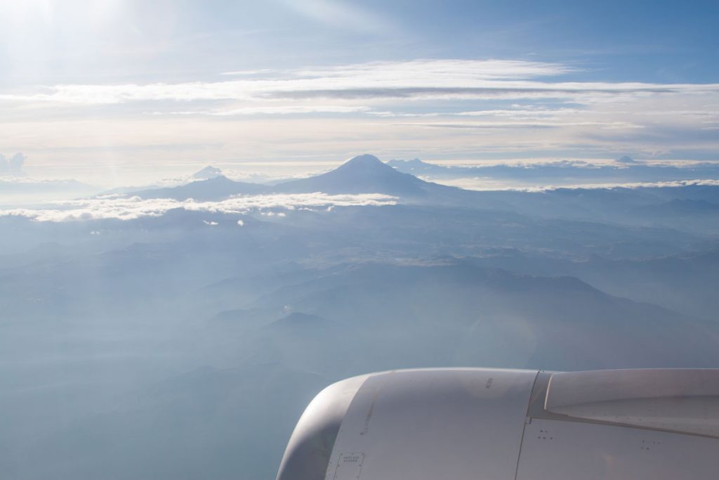 Carihuayrazo (vorn links), Tungurahua (links hinten 5023m), Chimborazo (Mitte, 6267m), Altar (dahinter, 5319m)