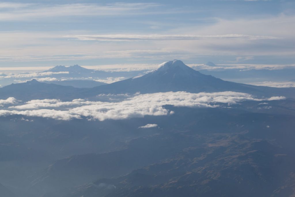 Carihuayrazo (vorn links), Altar (links hinten, 5319m), Chimborazo (Mitte, 6267m)