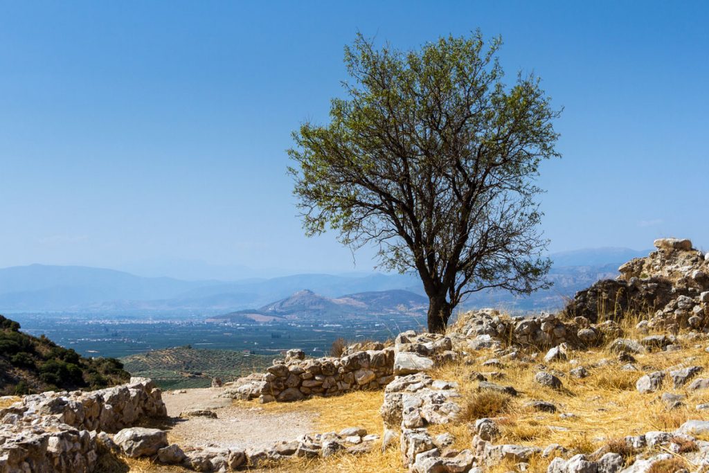 Blick von der Ausgrabungsstätte Mykene zur Burg Larissa in Argos auf Peloponnes