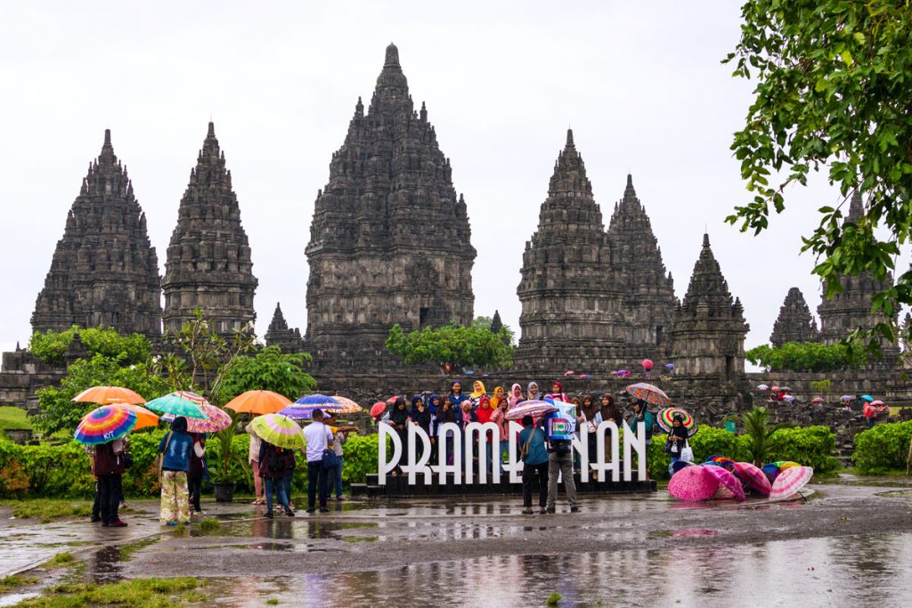 Farbenpracht durch Regenschirme in der Tempelanlage Prambanan auf Java