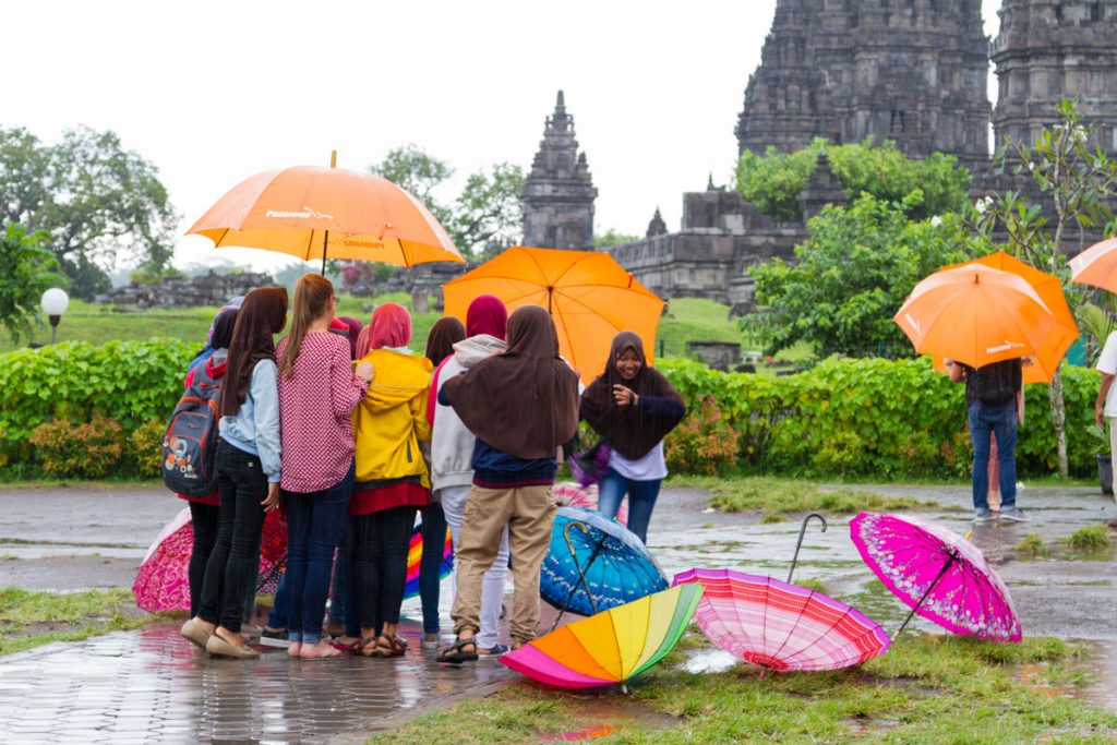 Farbenpracht durch Regenschirme in der Tempelanlage Prambanan auf Java