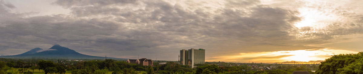 Blick vom Hotel Hyatt Regency über Yogyakarta bei Sonnenaufgang