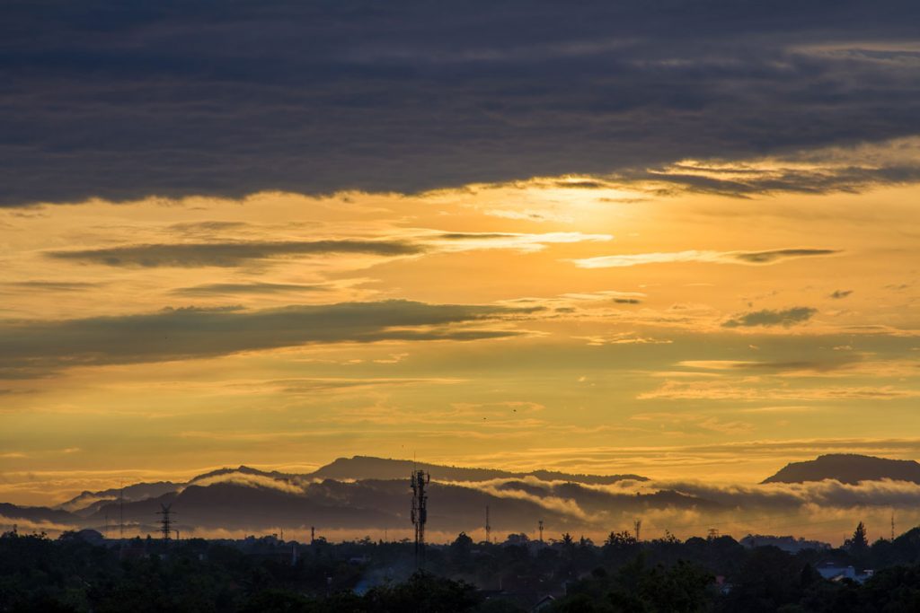Blick über Yogyakarta bei Sonnenaufgang