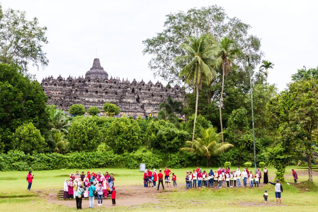 Schulklassen in Borobudur, einer der größten buddhistischen Tempelanlagen Südostasiens.