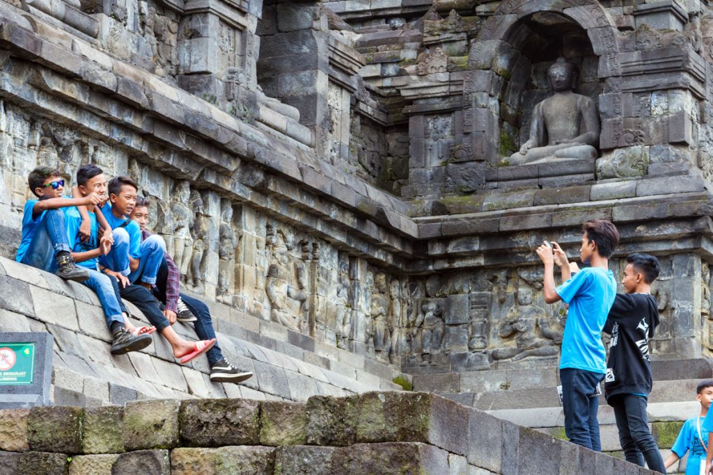 Schulklassen in Borobudur, einer der größten buddhistischen Tempelanlagen Südostasiens.