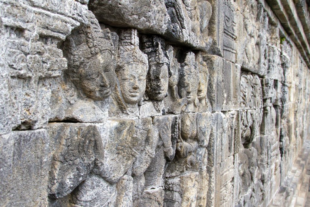 Schulklassen in Borobudur, einer der größten buddhistischen Tempelanlagen Südostasiens.