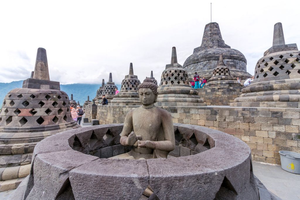 Schulklassen in Borobudur, einer der größten buddhistischen Tempelanlagen Südostasiens.