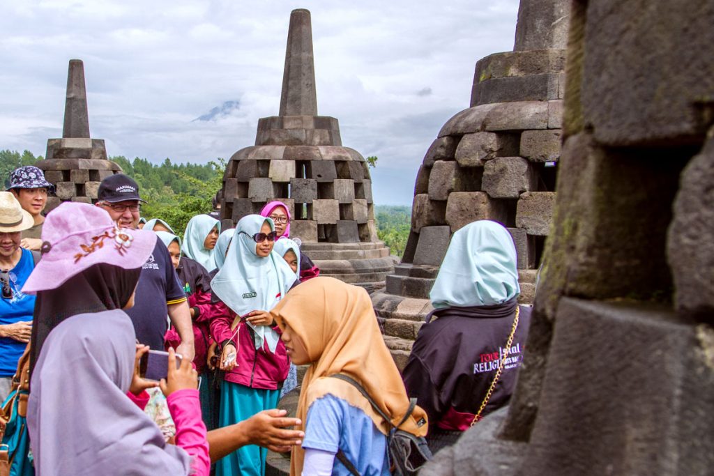 Schulklassen in Borobudur, einer der größten buddhistischen Tempelanlagen Südostasiens.