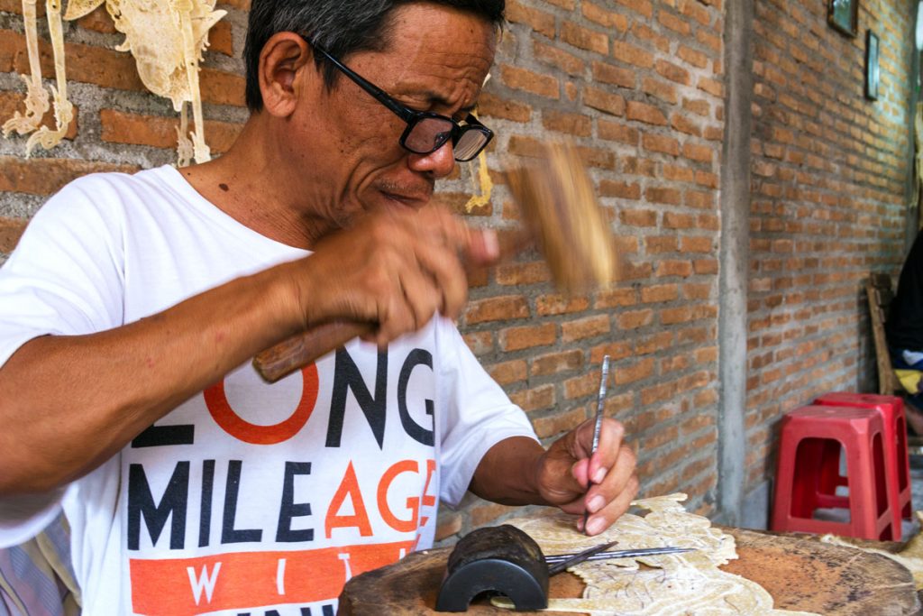 Handwerkskunst im Viertel Mantrijeron in Yogyakarta auf Java