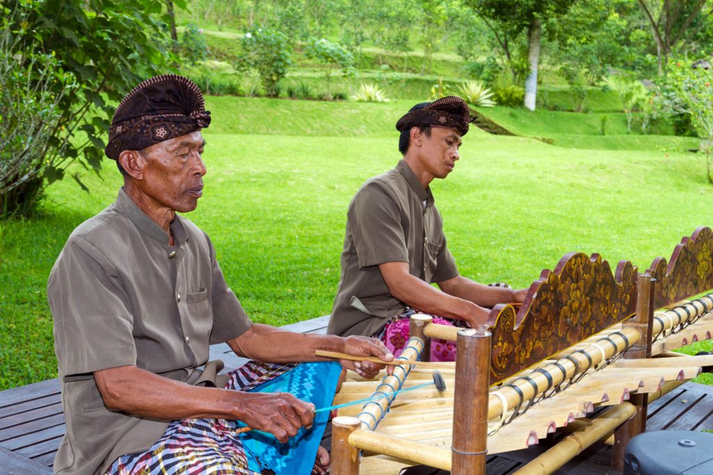 Traditionelle Musik Balis im Bagus Agro Pelaga