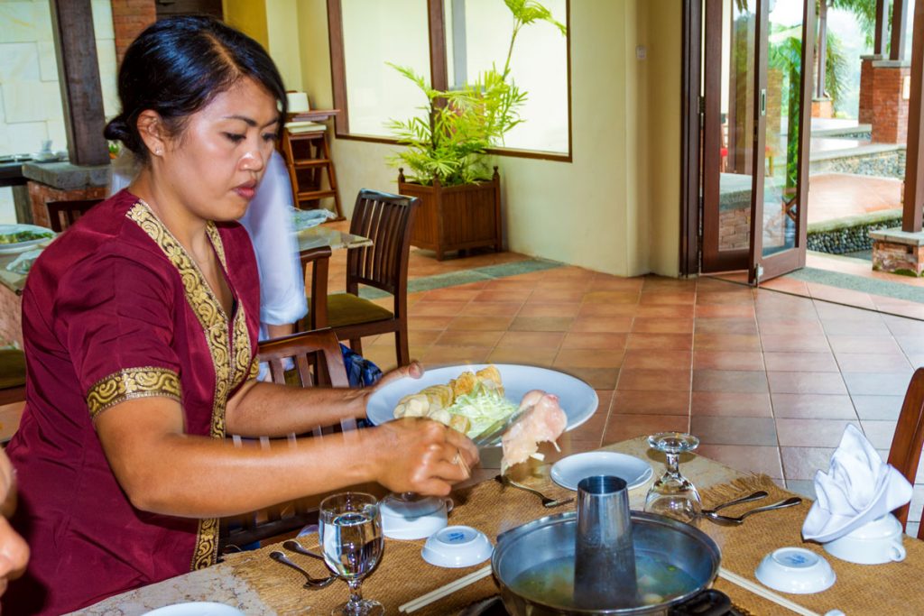 Speisezubereitung im Ökoresort Bagus Agro Pelaga in Plaga auf Bali