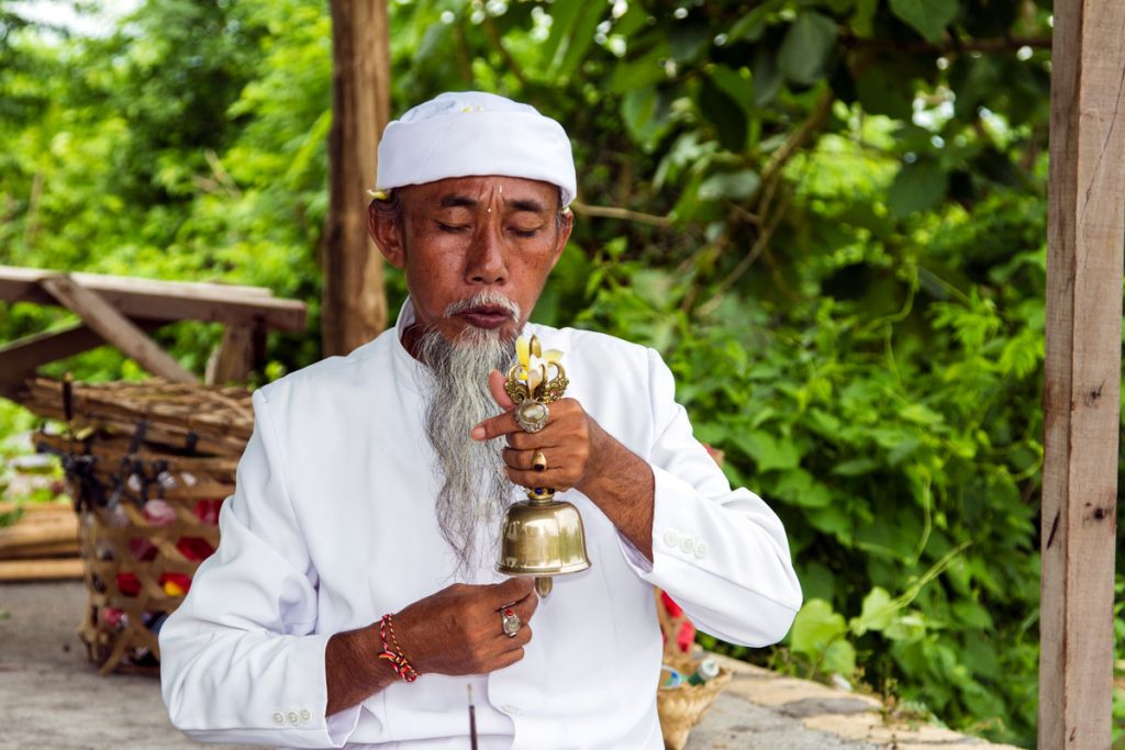 Religiöses Rital auf Nusa Penida, Indonesien