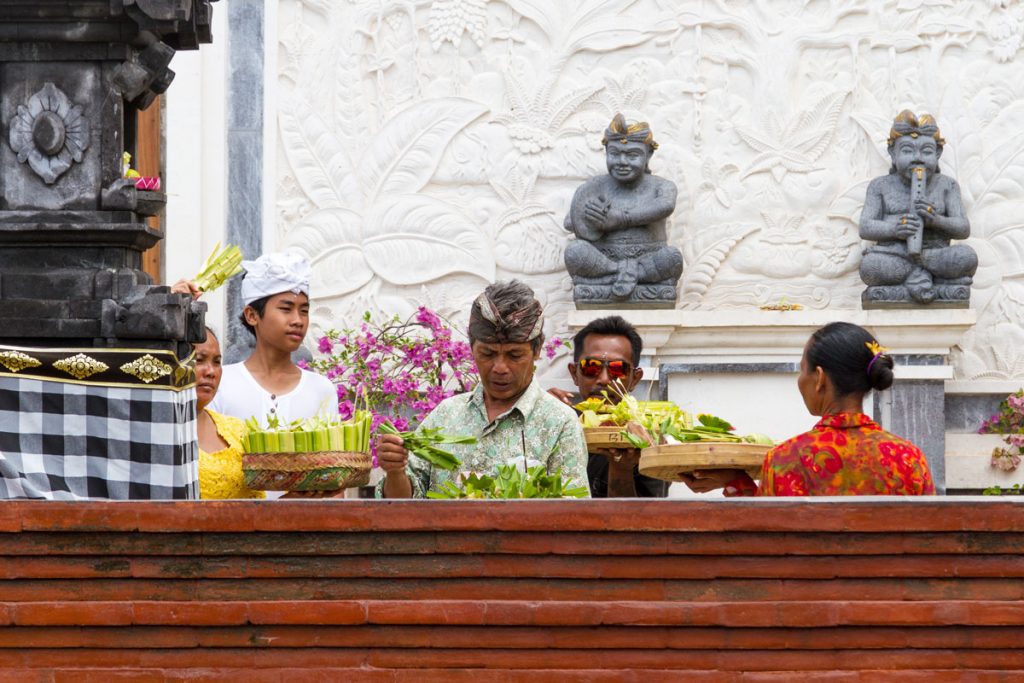 Religiöses Rital auf Nusa Penida, Indonesien