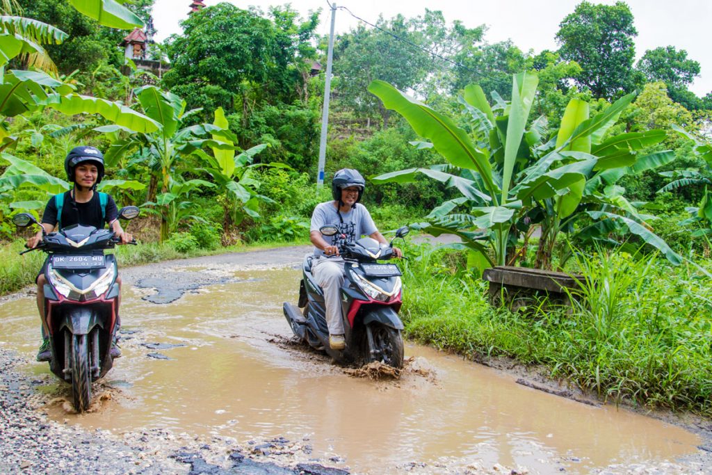 Nach dem Regen: Straße auf Nusa Penida, Indonesien