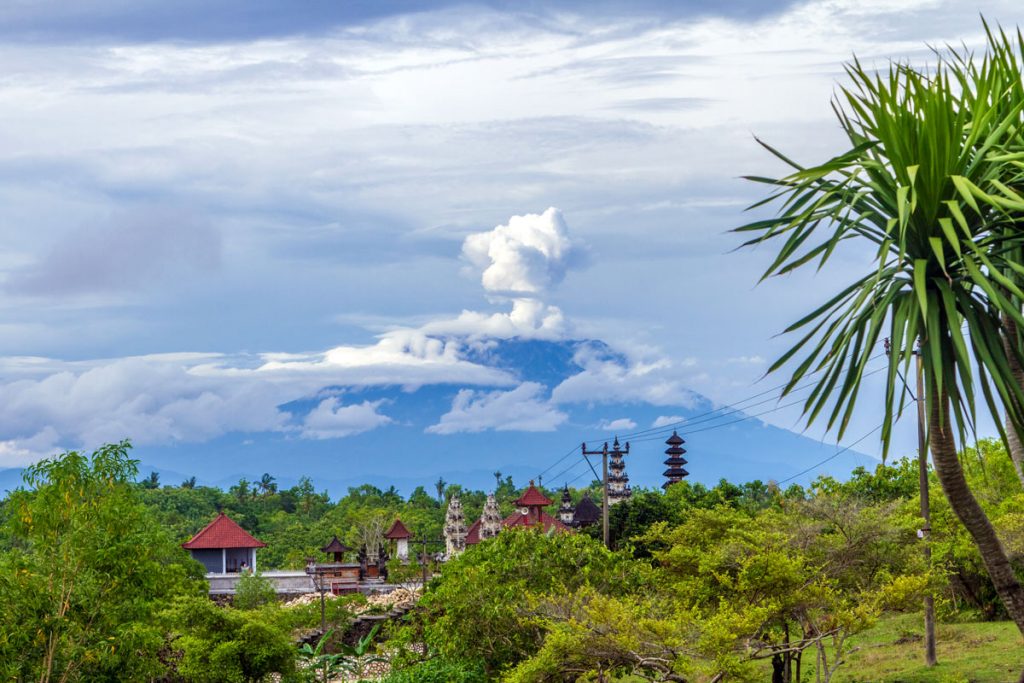 Blick von Toyapakeh auf Nusa Penida hinüber zum Vulkan Gunung Agung auf Bali