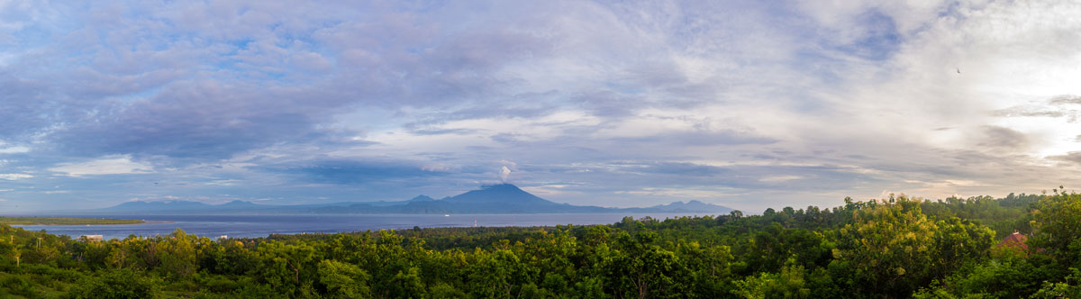 Blick von Nusa Penida nach Bali im Panorama