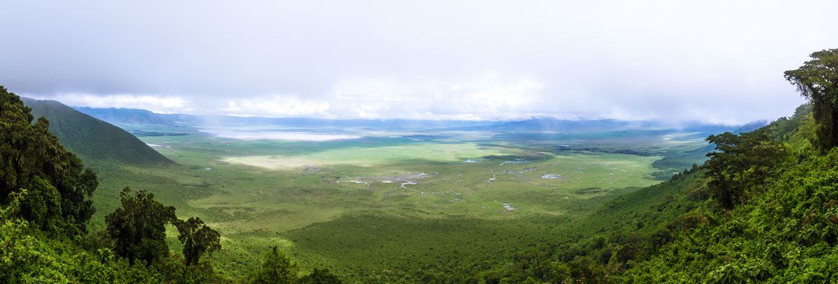 Panoramablick über den Ngorongoro-Krater während der "Kleinen Regenzeit"