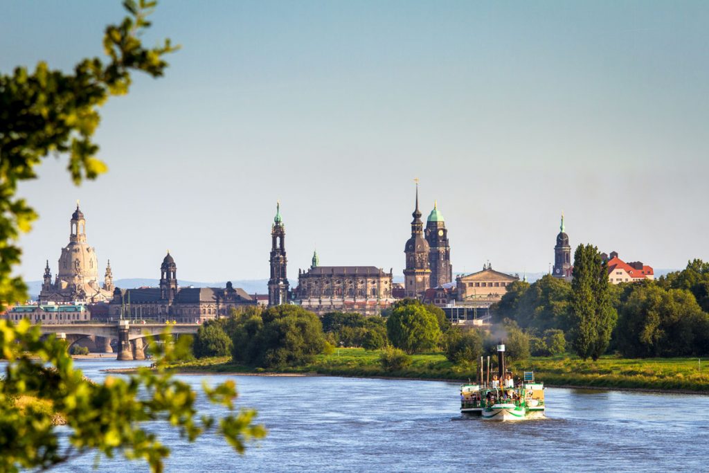 Elbdampfer vor der Dresdner Altstadt