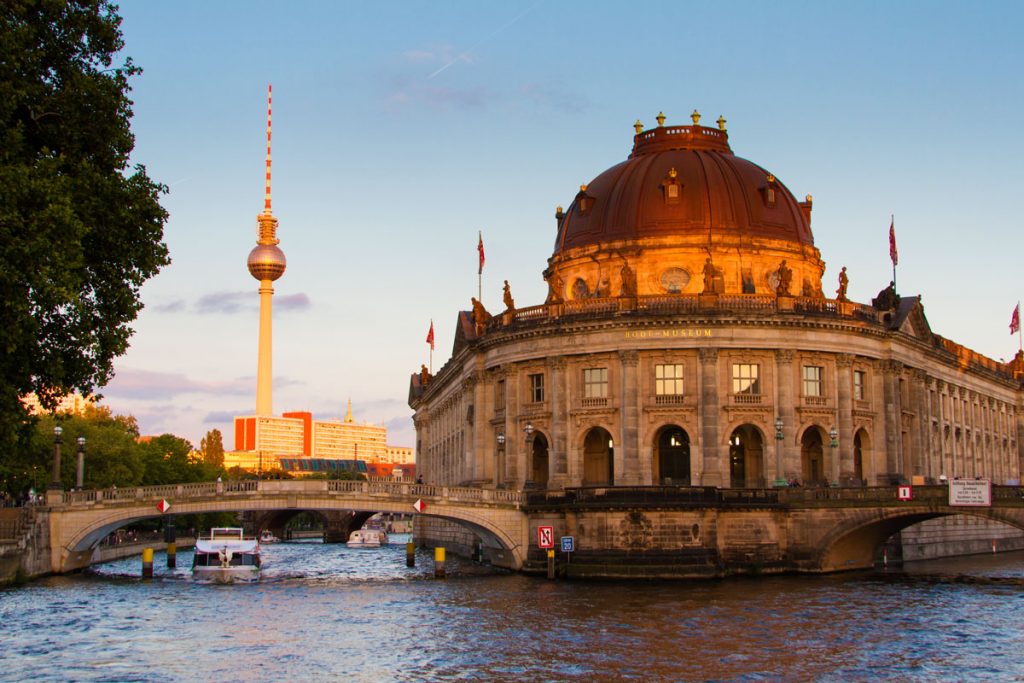 Berliner Fernsehturm und Bode-Museum im Abendlicht