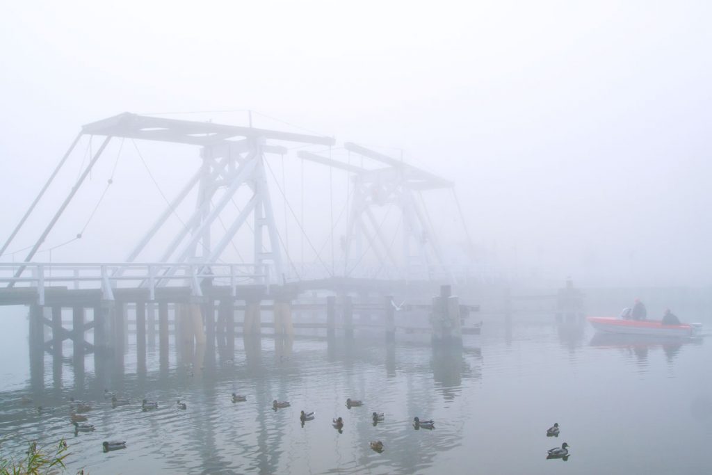 Morgennebel an der Zugbrücke von Greifswald-Wieck