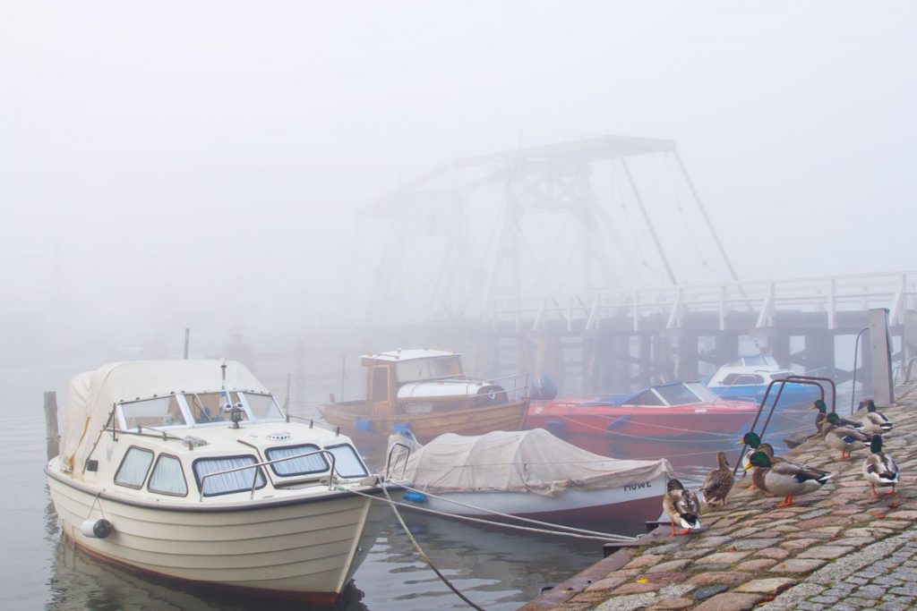 Morgennebel an der Zugbrücke von Greifswald-Wieck