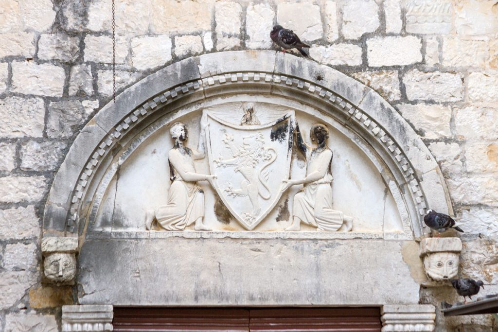 Geschichtliche Zeugnisse und Tauben in Trogir, Kroatien
