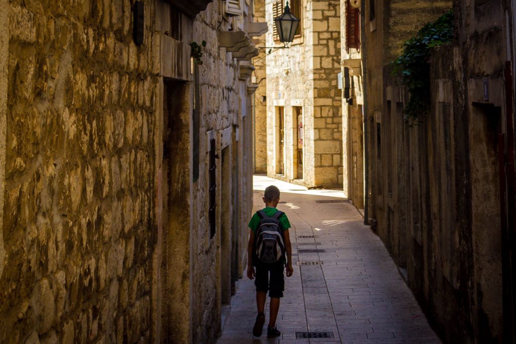 Junge in Omiš, Kroatien