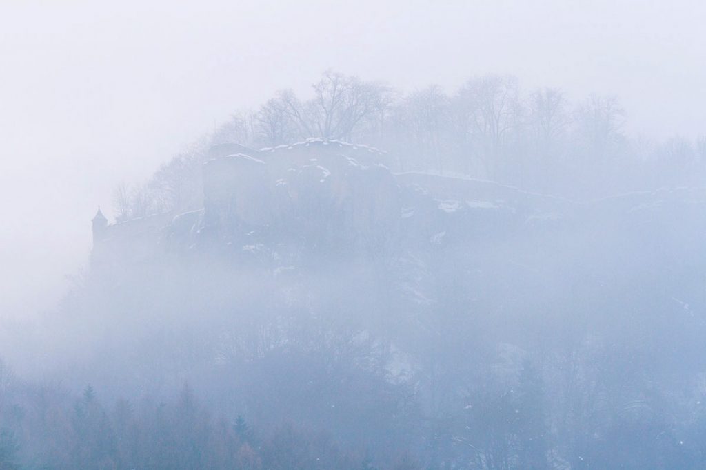 Die Festung Königstein im winterlichen Nebel