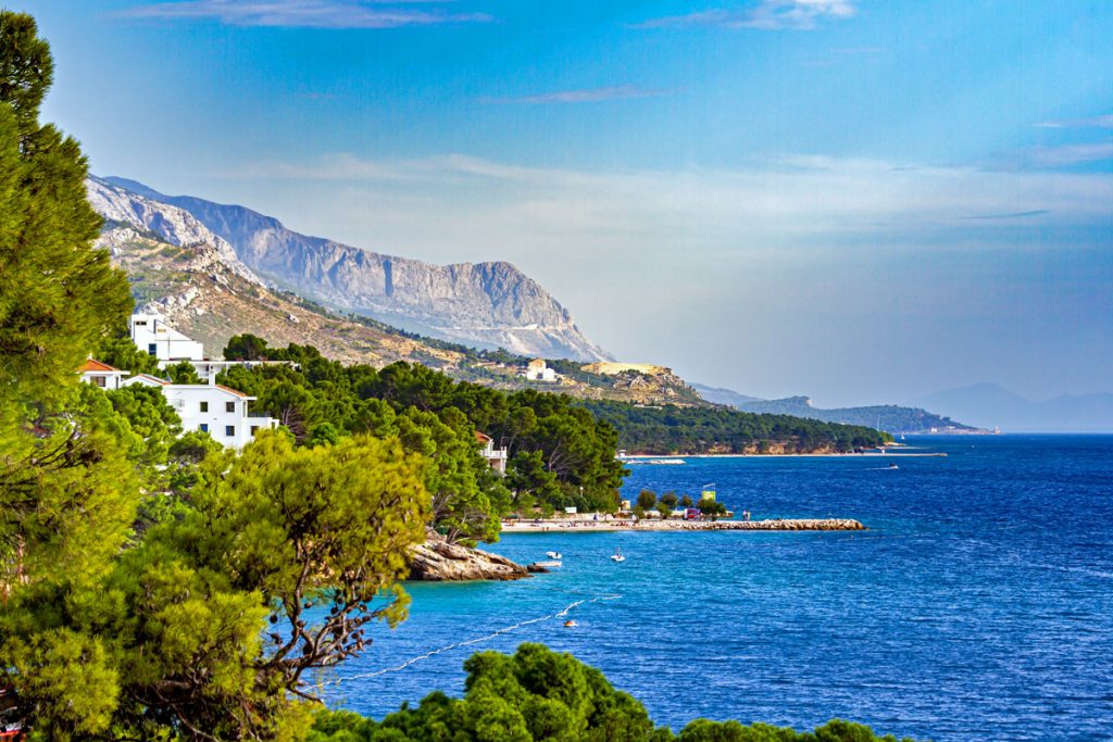 Berge und Meer in Baska Voda, Kroatien