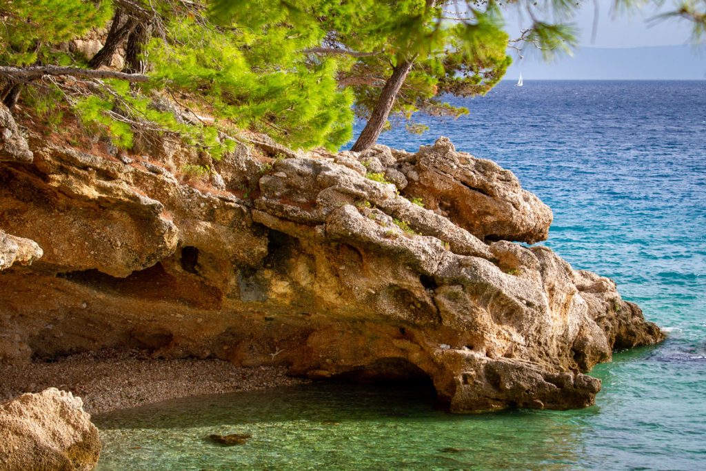 Verschwiegene Badebucht bei Baska Voda, Kroatien