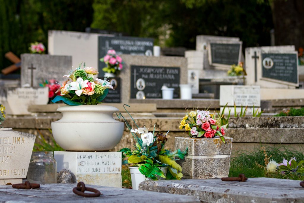 Friedhof in den Bergen von Baska Voda, Kroatien