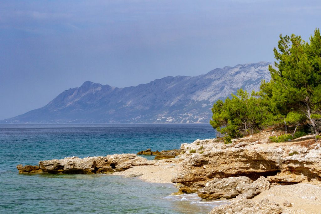 Verschwiegene Badebucht bei Baska Voda, Kroatien