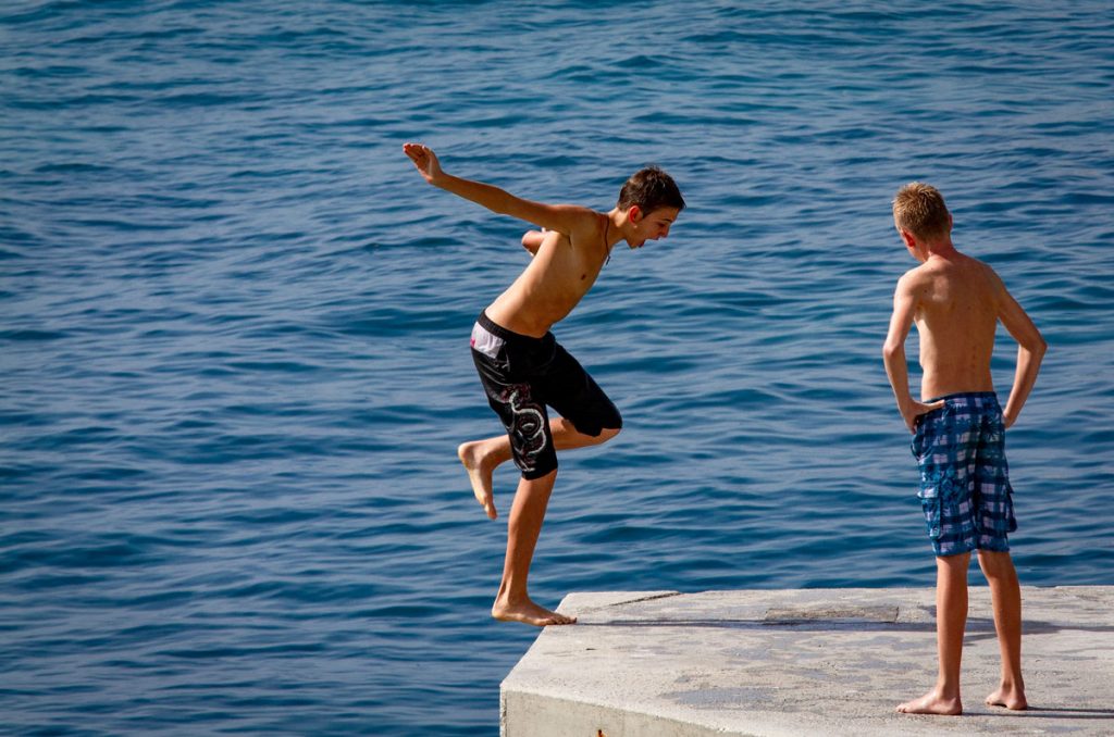Badespaß bei Baska Voda, Kroatien