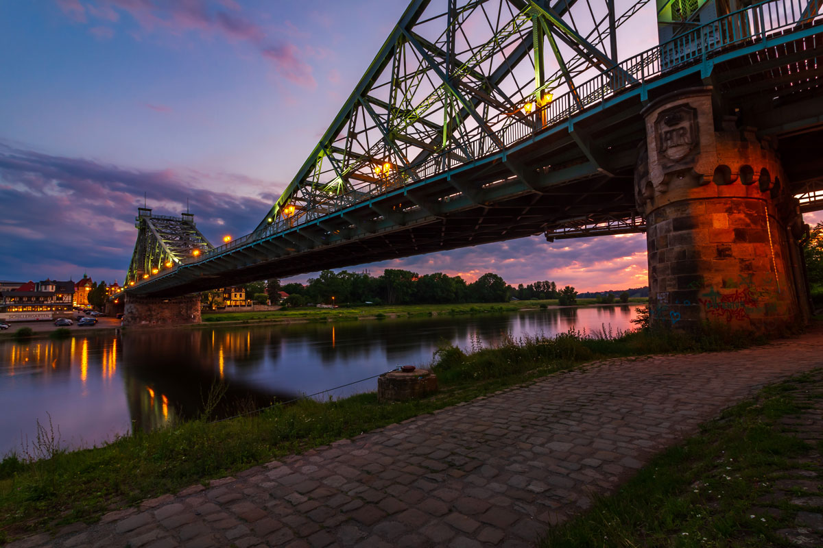 Die berühmte Brücke „Blaues Wunder“ in Dresden