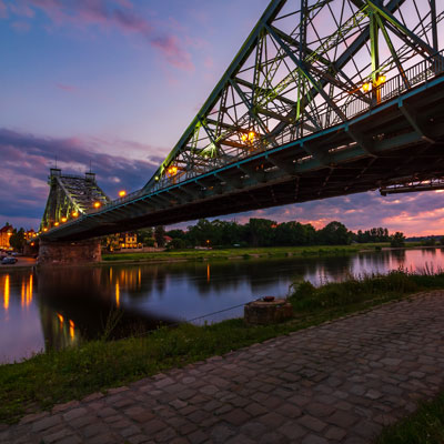 Die berühmte Brücke „Blaues Wunder“ in Dresden