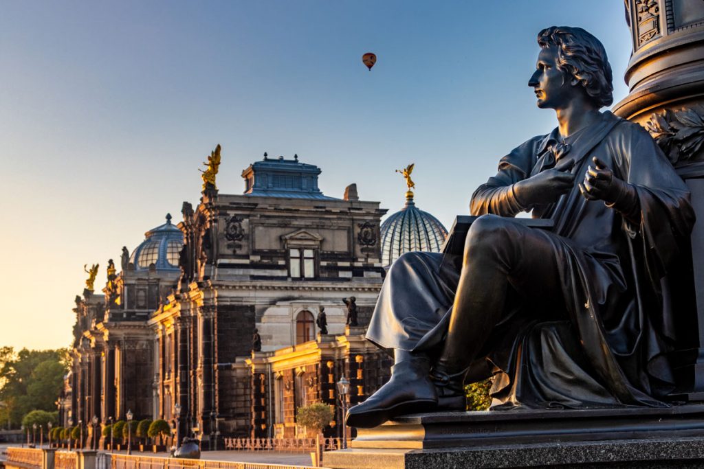 Das Ernst-Rietschel-Denkmal auf der Dresdner Brühlsche Terrasse im Morgenlicht