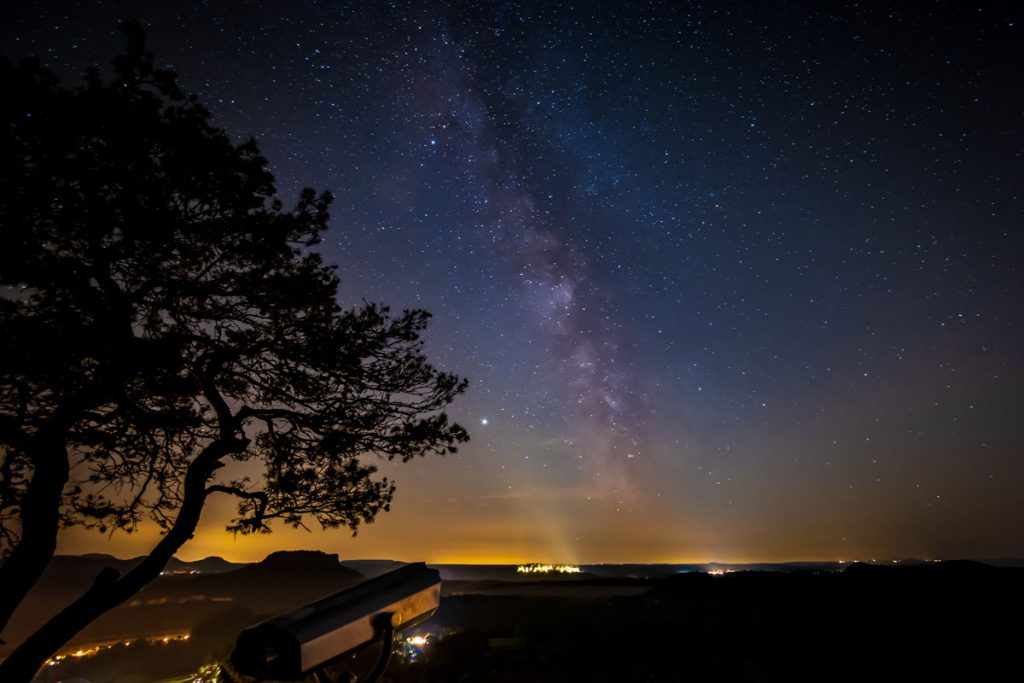 Die Milchstraße über der Festung Königstein in der Sächsischen Schweiz