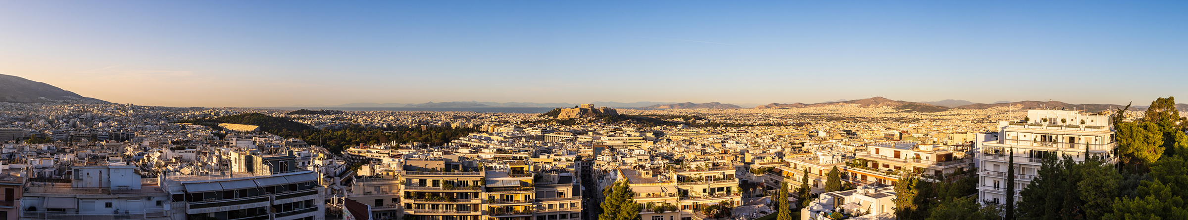 Panoramablick vom St. George Lycabettus über Athen bis zur Akropolis